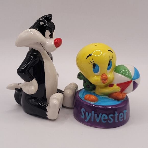 Looney Toons "Tweety in Sylvester's Bowl" Salt & Pepper Shakers Magnetic - Picture 2 of 5